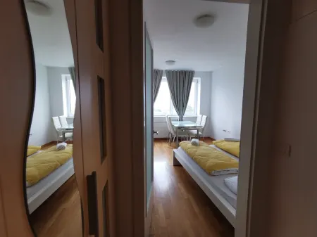 Trnovo Apartment with Free Parking Отели в г. Vic District