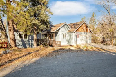 Blue Spruce by Avantstay Cozy Home w/ Dual Decks Hotels near Church of the Woods