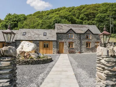 Cosy Barn - Sleeps 8 Hot Tub & Countryside Views
