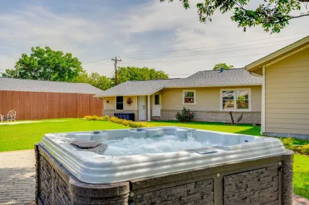 8b 4b Nearby Pool Blanco Wine Trail Town sq