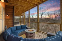Treehouse Lodge 5 Bedroom Cabin by RedAwning
