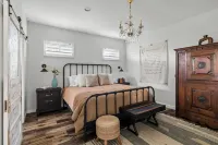 Kingsby Cottage - 1BR & Mountain Views Hotels in Boerne