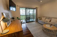 Bathtub with a View at Cockatoo Cabin Hotel a Mudgeeraba