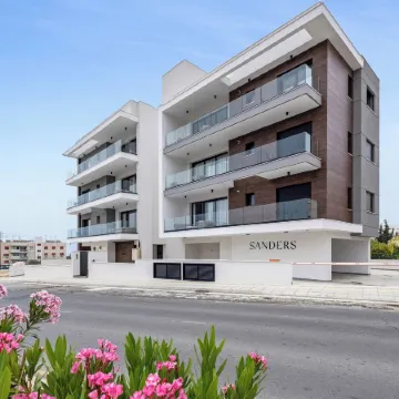 Sanders Elgio - Neat 3-Bdr Apt with Rooftop