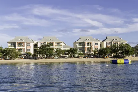 Bay Gardens Beach Resort & Spa Отели рядом с достопримечательностью «Редут Бич»