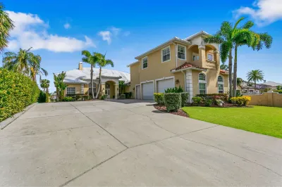 6Br Family Escape-Pool Sport Courts Game Room