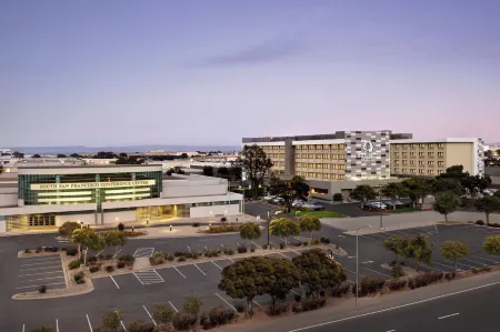 DoubleTree by Hilton San Francisco South Airport Blvd Отели рядом с достопримечательностью «SFO Museum»