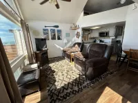 Private Deck and Jacuzzi with Stunning Views - Exquisite Cabin Retreat