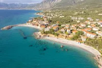 Avia Blue Maisonette - Steps From the Sea Hotels in Ditiki Mani