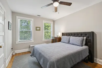 Bright airy new 1-bedroom with on charming Capitol Hill Washington, DC Отели в г. 