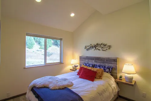 Remodeled sunny 1 bedroom condo in Meadow Village with heated garage