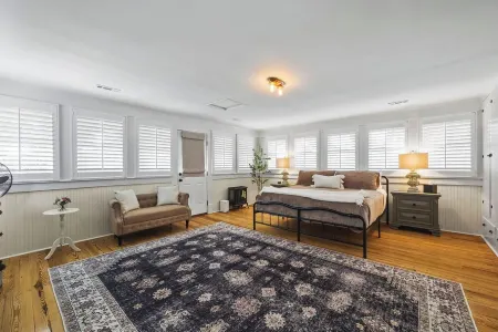 Tower House Inn: Charming 3BD/2.5BA BNB w/Private Parking & Walk to Downtown