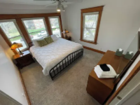 House of Funk - A Cozy & Eclectic Retreat in Des Moines’s Drake Neighborhood