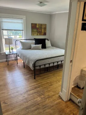 King bed Drake and central Des Moines โรงแรมใน