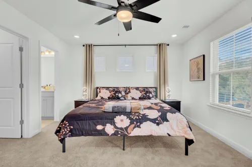 Sept Sale! 15 Min to Downtown-Large Home 5 Min from Park Circle! Pet Friendly