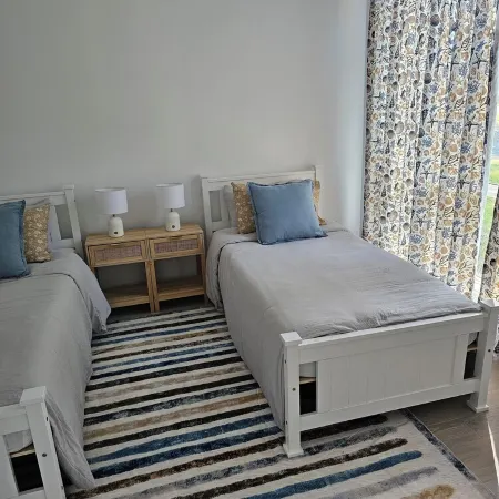 Farm cottage in 2.3 acres. Fully renovated for your comfort. Отели в г. Орбост