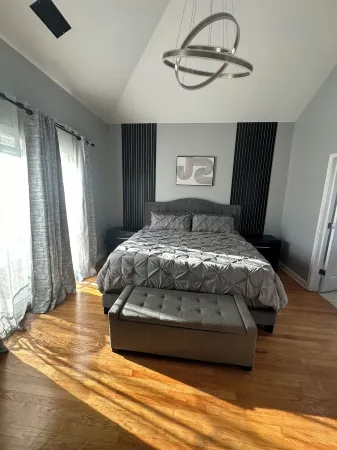 Penthouse Condo in Chicago featuring Zero Gravity Massage Chair Отели рядом с достопримечательностью «Музей науки и промышленности»