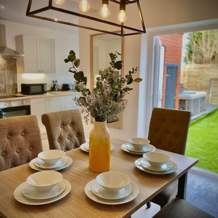 Family Modern 3 Bedroom Hot Tub House- Sleeps 6