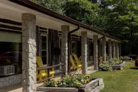 The Dudley Inn فنادق في ماسکوکا لیکس
