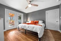 Cottage 300 yards to Oaklawn Casino!