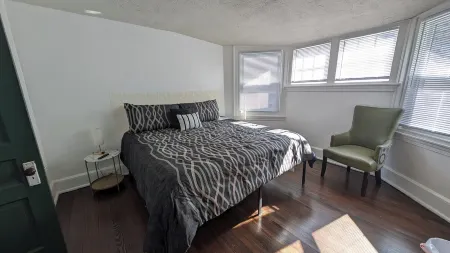 Charming 2-bedroom apartment w/ WiFi, AC in phenomenal Germantown, Philadelphia Отели рядом с достопримечательностью «Моррис Арборетум & Гарденс оф Юниверсити оф Пенсильвания»