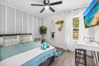 Cozy Pensacola Bungalow • 10 Mins to Downtown • Coffee Bar • Hammocks + Karaoke
