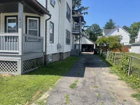 Kid friendly neighborhood!  Everyone is welcomed in this cozy apartment home!