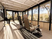 Country Cabin on the Creek in Belton with WiFi, AC Hotels in Belton