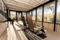 Cozy cabin in welcoming Belton with WiFi, AC