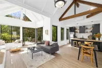 Luxury Villa - simple stones throw from the lake