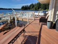 Unique Lake Goodwin Waterfront Cabin with Private Hot Tub and Boat Moorage Hotels in Lake Goodwin