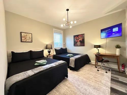 Mid-Century Modern Midtown- Walk To Restaurants & Nightlife!