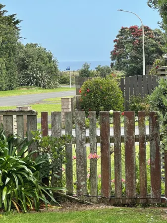 Pohutukawa Retreat Отели в г. Опунейк