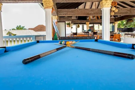 The Best Vacation 2 Bedrooms Townhouse in MoBay Отели рядом с достопримечательностью «Sandals Cay»