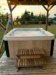 The Bird House- 3 bed unique home with Hot tub