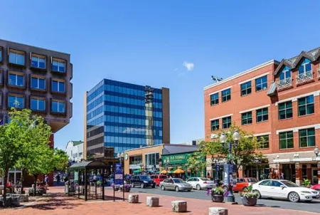 Studio 4 ~ Cozy1BDRM, Private Bath, Downtown Moncton Отели рядом со станцией Залізнична станція Монктон