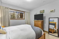 Cozy Rocky Mountain Getaway with Hot Tub! Pet Friendly & Newly Updated!