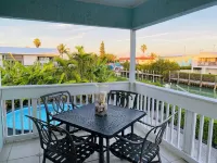 Sombrero Beach House: 50' Dock, Pool, BBQ, Bicycles & more!