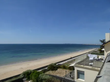 3 room apartment with direct access to Bonne Source beach