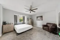 Perfect 2 bedroom 2 bath condo with a pool and gym Hotels near Artistic Edge