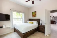 Luxury Oceanfront Villa, 2 Primary Suites + 3rd bdrm, Pool