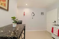 Stylish 1-bedroom apartment in delightful Buckleys with WiFi, AC Hotels in Buckleys