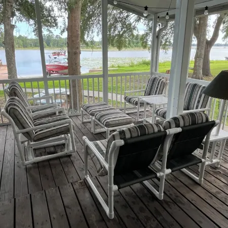 Nice quiet lakefront home with great fishing !