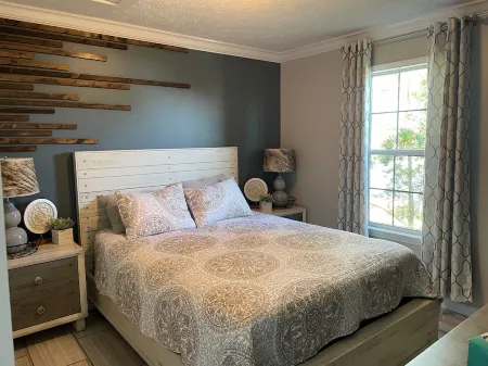 Lake front  cabin on main channel Douglass Lake Great for families