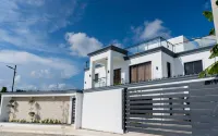 Modern Spacious 5 bedroom villa, Van & driver included