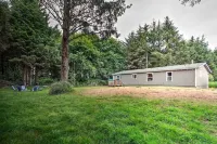 Cozy 1 acre lot just 0.5 miles from Ocean Shores Beach w/ Airstream & Hot Tub! Hotels in Oyehut-Hogans Corner
