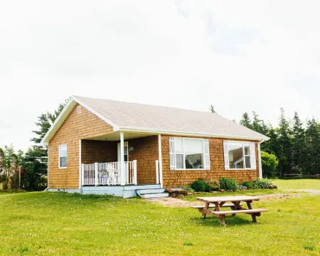 Unit 3 - Bay view cottage, near coffee shops, restaurants and beach Hotels in Kings County