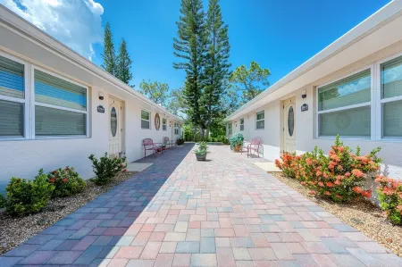 Renovated 2BR Apartment Near Vanderbilt Beach and Mercato, North Naples