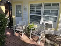 Close to Beach and Tarpon Springs Sponge Docks. Cottage on Spring Bayou Hotels in Tarpon Springs