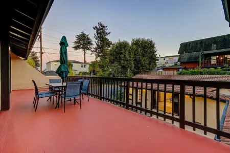 Sunset Spanish Villa W/ Pool, Pool table, BBQ + Отели рядом с достопримечательностью «Мар Айленд Навал Шипярд»